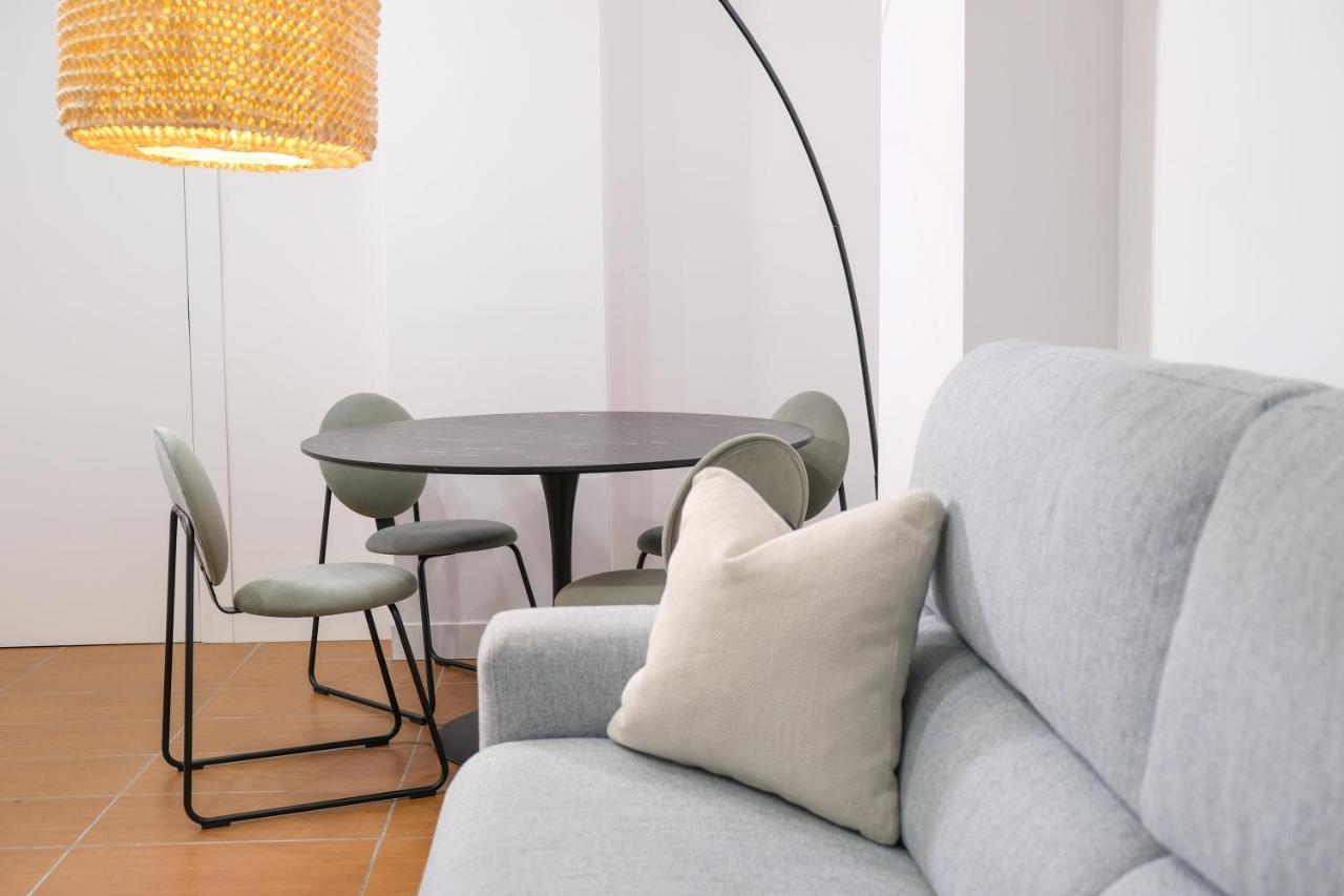 Aroma Apartment, Maschio Angioino-Porto Di Napoli Luaran gambar
